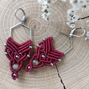Czerwone kolczyki makrama heksagon z agatami