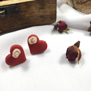 Czerwone kolczyki wkrętki - serduszka z różą