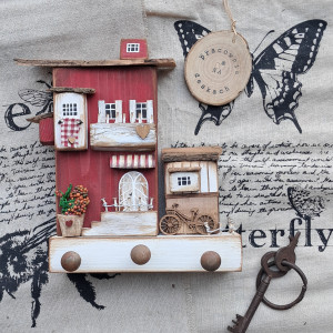 Czerwony domek wieszak na klucze i ubrania