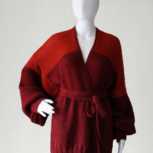 Czerwony kardigan wykonany z wełny i moheru