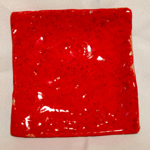 Czerwony kwadratowy talerzyk