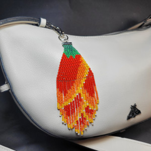 Czerwony kwiat - brelok z frędzli zawieszka chwost do kluczy torebki