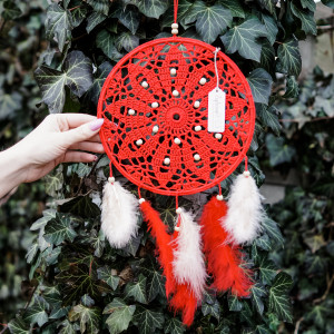 Czerwony łapacz snów z drewnianymi koralikami