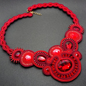 Czerwony naszyjnik sutasz