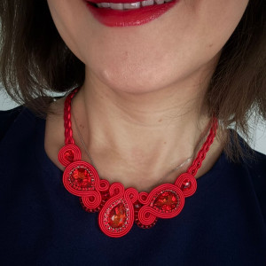 Czerwony naszyjnik sutasz z kryształami