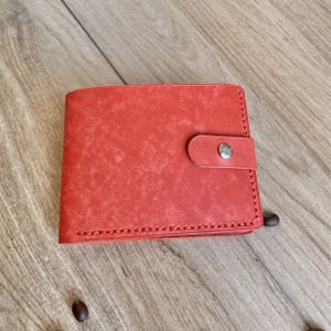 Czerwony portfel na bilon ze skóry.