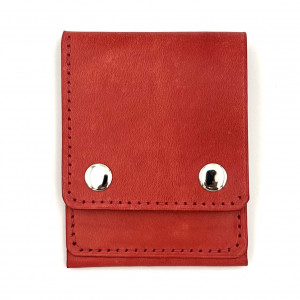 Czerwony portfel skórzany ręcznie uszyty na karty.