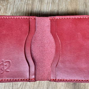Czerwony portfel ze skóry na karty ręcznie uszyty.