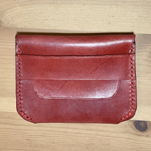 Czerwony portfel ze skóry ręcznie uszyty.