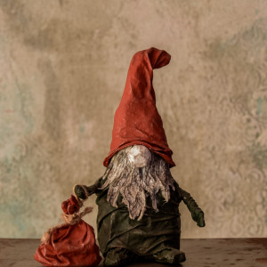 Czerwony skrzat dekoracja zimowa