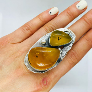 Damski duży srebrny pierścionek z bursztynem
