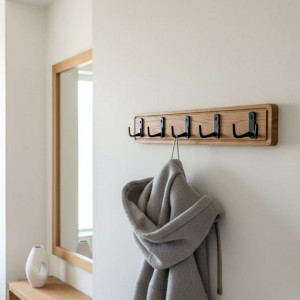 Dębowy wieszak ścienny z czarnymi hacyzkami do przedpokoju