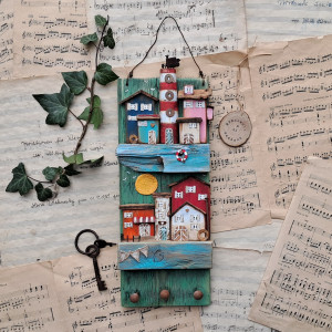 Dekor wieszak z kolorowymi domkami