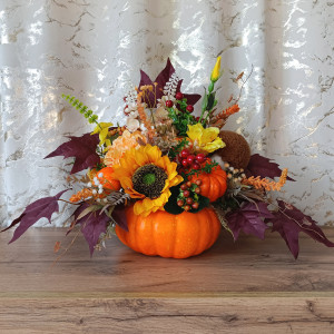 Dekoracja jesienna z dyniami i słonecznikiem. Stroik jesienny