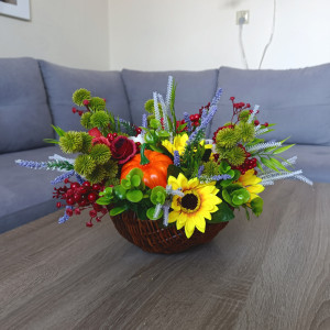 Dekoracja na jesień w koszyku. Stroik jesienny z dyniami