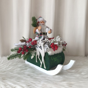 Dekoracja świąteczna w saniach z Mikołajem. Boże Narodzenie
