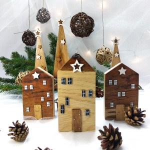 Dekoracja świąteczna - zestaw drewnianych domków i choinek.