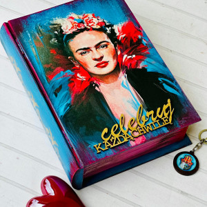 Dekoracyjny kufer książka z Fridą Kahlo, idealny na prezent