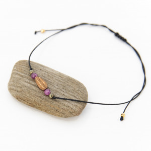 Delikatna bransoletka z rubinem i pirytem, na sznureczku