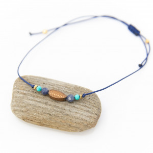 Delikatna bransoletka z szafirem i magnezytem, na sznureczku