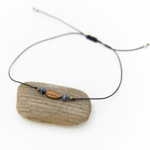 Delikatna bransoletka ze szmaragdem nilu i pirytem, na sznureczku