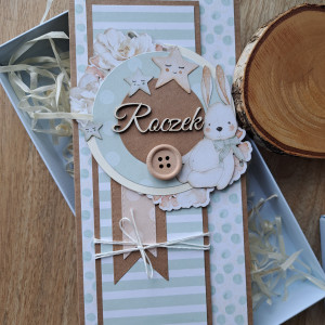 Delikatna kartka na roczek dla chłopca (w pudełku)