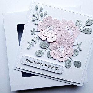 Delikatna kartka ręcznie robiona na ślub z kwiatami w pudełku handmade