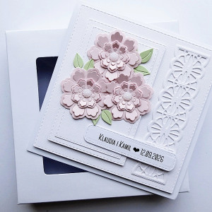 Delikatna kartka ślubna z kwiatami handmade