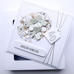 Delikatna kartka urodzinowa z kwiatami liczbą