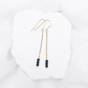 Delikatne kolczyki na łańcuszkach z Onyksem.