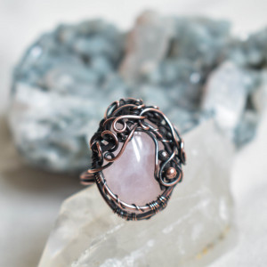 Delikatność - duży pierścionek z kwarcem różowym