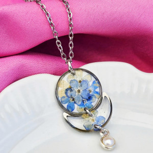 Delikatny naszyjnik z niezapominajkami