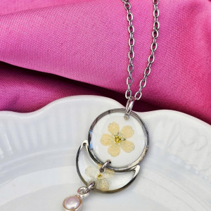 Delikatny naszyjnik z niezapominajkami i perłą