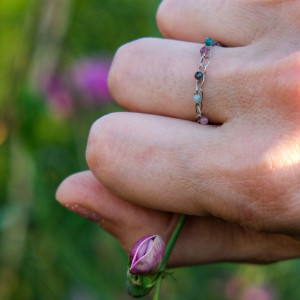 Delikatny pierścionek z kamykami dla kobiety