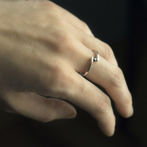 Delikatny pierścionek ze złota z czarnym diamentem