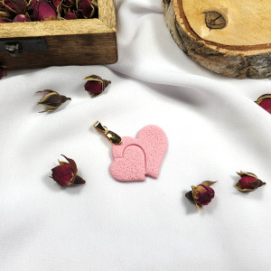 Delikatny różowy wisiorek - podwójne serce, jasne