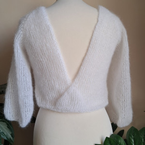 Delikatny sweterek ,kopertowy tył. Handmade.