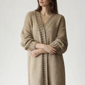 Długi beżowy kardigan wykonany z jedwabiu, alpaki i wełny