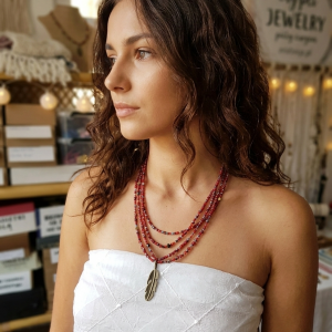 Długi Naszyjnik Boho - Wielowarstwowe Czerwone Korale z Zawieszką