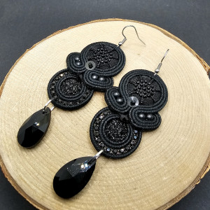 Długie czarne kolczyki sutasz