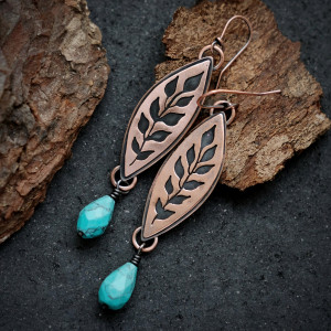 Długie kolczyki miedziane gałązki z howlitem