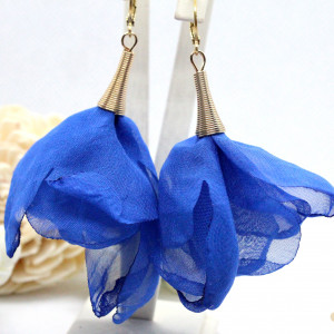 długie kolczyki - szyfonowe kwiatki - niebieskie