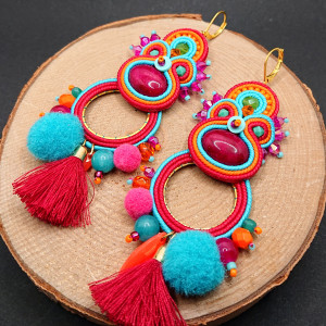 Długie kolorowe kolczyki sutasz z pomponami