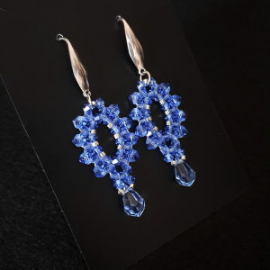 Długie Wiszące Kolczyki „Sapphire Clarity” z Koralików i Kryształków