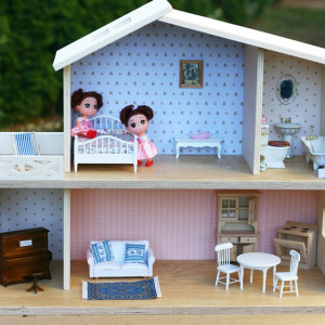 Domek drewniany dla lalek z ceramiczną łazienką