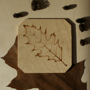 drewniana podkładka z liściem