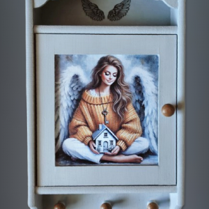 Drewniana szafka na klucze z motywem anioła