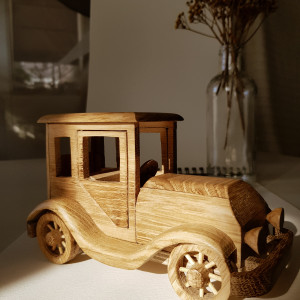 Drewniana zabawka samochód