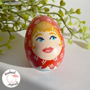 Drewniane jajko wielkanocne - dziewczyna w chustce