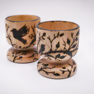 Drewniane kieliszki na jajka „Ptaki” – ręcznie wypalane w drewnie